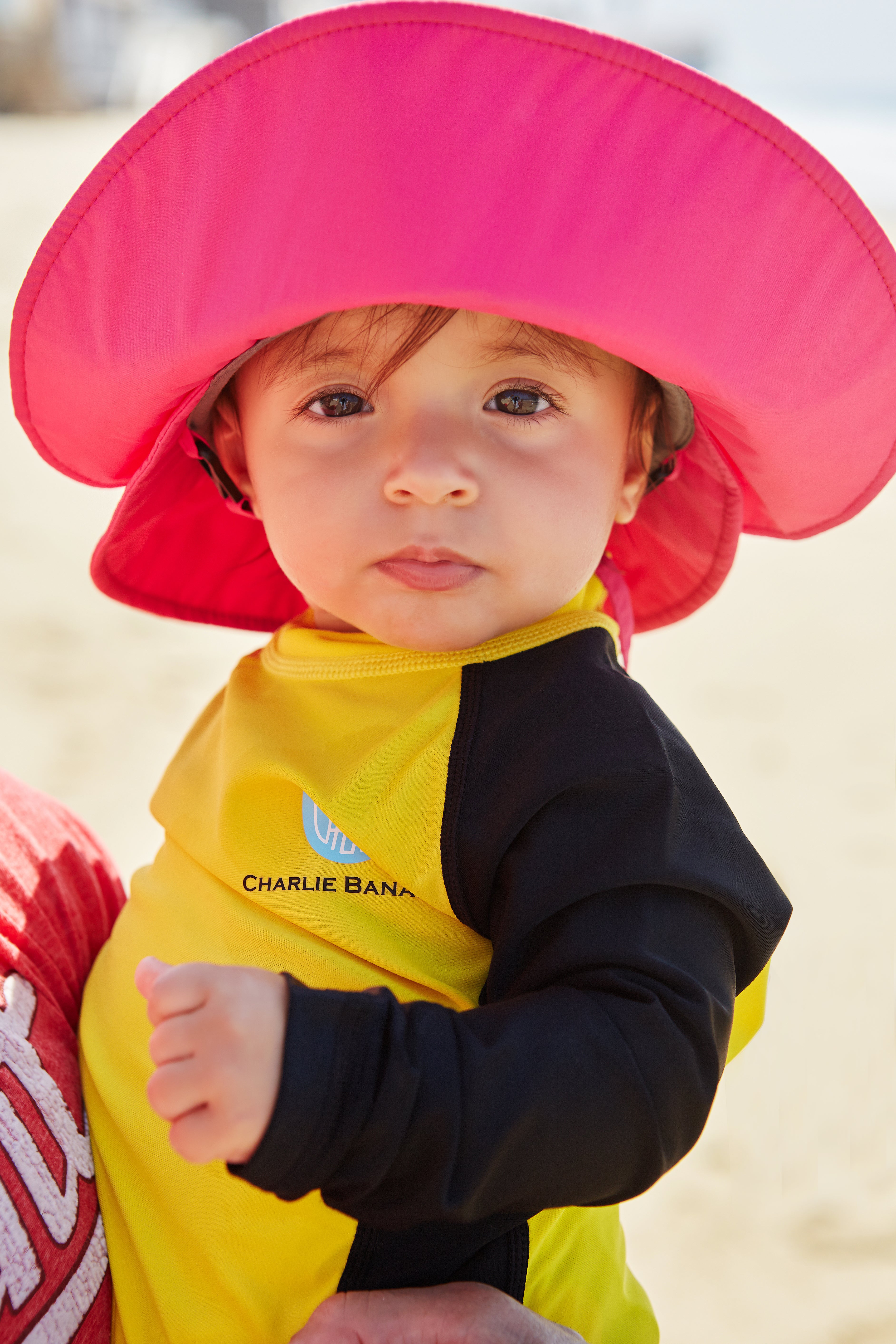 תינוק עם מוצר צ׳רלי בננה
